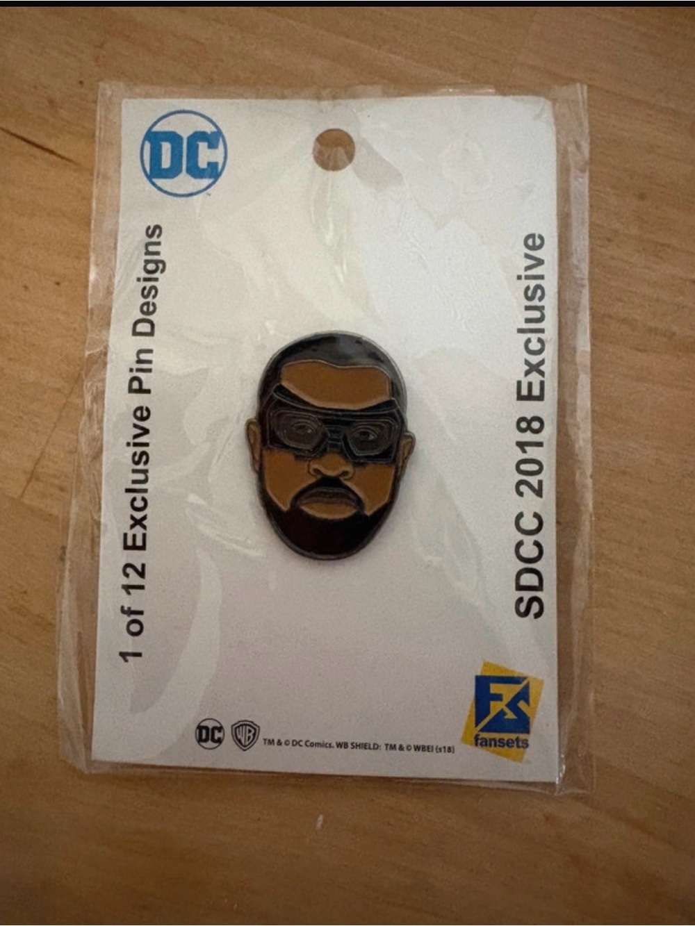 DC SDCC 2018 Exclusive Black Lighting Pin - FanSets